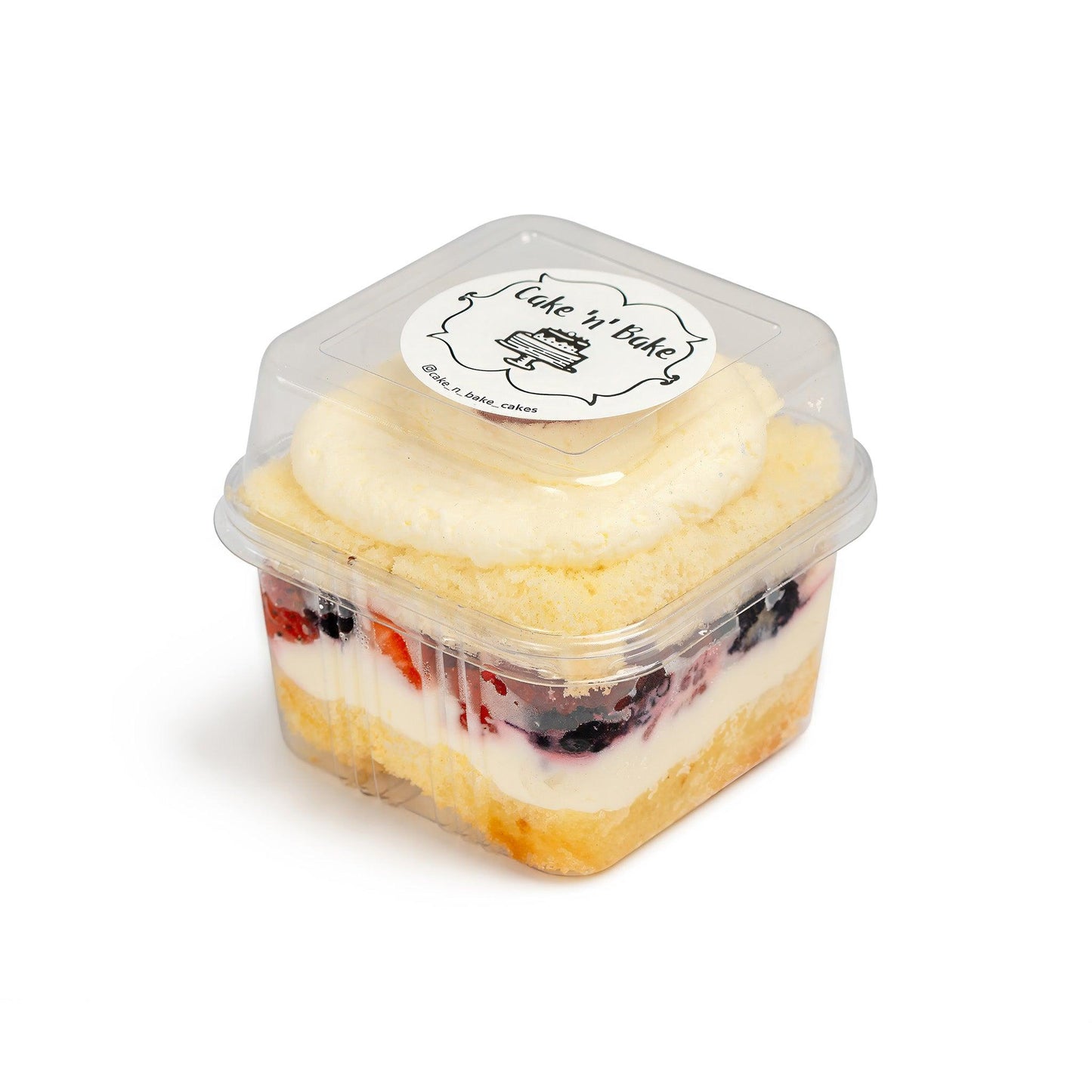 Berry Cake Cup with a secure clear lid featuring the Cake N’ Bake logo, showcasing layers of vanilla sponge, fresh berries, and creamy frosting, perfect for individual servings.